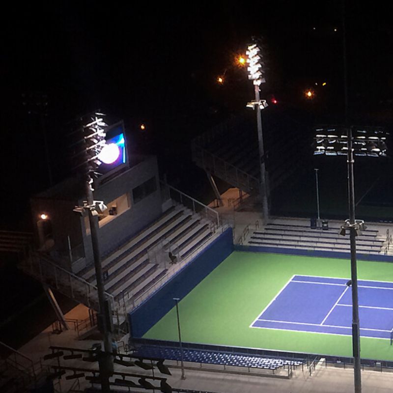 Khi bố trí hệ thống đèn sân tennis cần chú ý đến độ cao của đèn